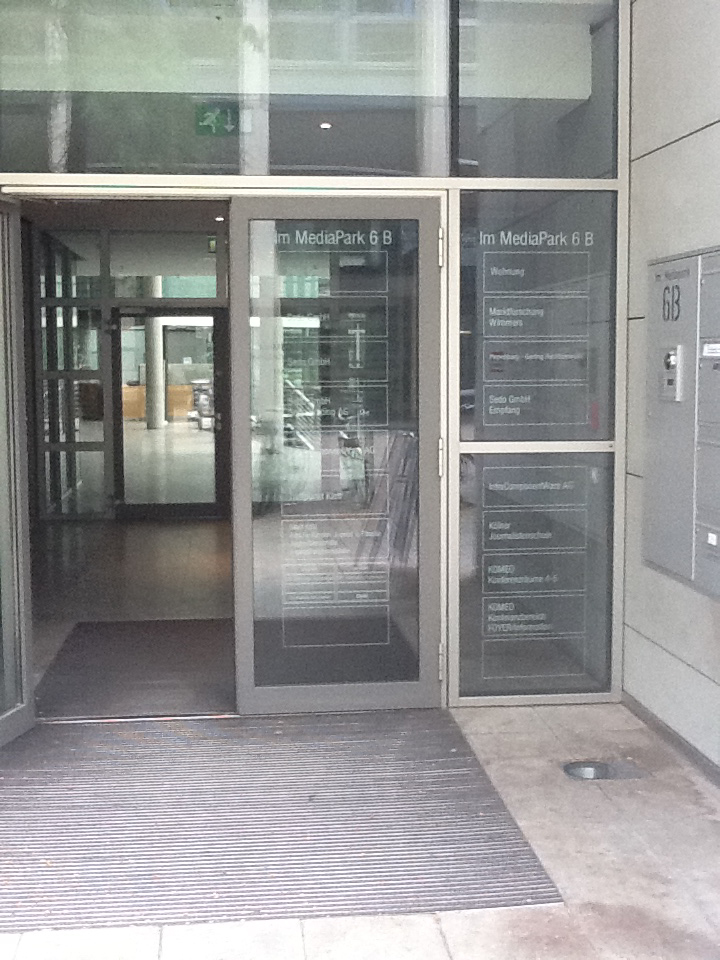 Eingang Mediapark 6, Firmensitz von der Kšlner Journalistenschule, der Sedo GmbH ¨ , u.a.